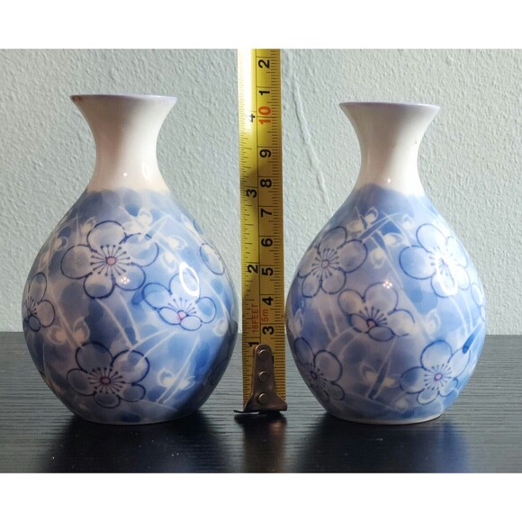 Vintage Sake Tea Set Blue Flowers Cobalt Blue Porcelain 5 Cups 2 Bottles w/ Case - Picture 4 of 11